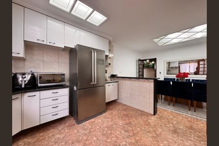 Casa à venda com 241m², 4 quartos e 6 vagas Casa à venda com 241m², 4 quartos e 6 vagasCozinha