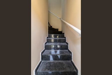 Casa de condomínio à venda com 78m², 2 quartos e 1 vagaEscada