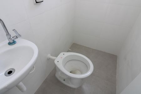 Banheiro de casa de condomínio para alugar com 1 quarto, 52m² em Jardim Popular, São Paulo