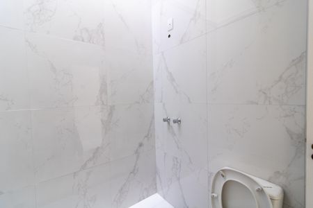 Casa à venda com 108m², 2 quartos e 2 vagasBanheiro da Suíte 1