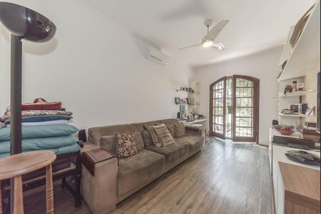 Casa à venda com 350m², 3 quartos e 4 vagas Casa à venda com 350m², 3 quartos e 4 vagasSala de TV