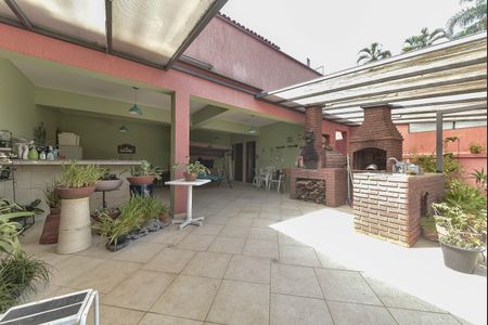 Casa à venda com 350m², 3 quartos e 4 vagas Casa à venda com 350m², 3 quartos e 4 vagasQuintal