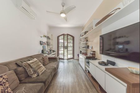 Casa à venda com 350m², 3 quartos e 4 vagas Casa à venda com 350m², 3 quartos e 4 vagasSala de TV