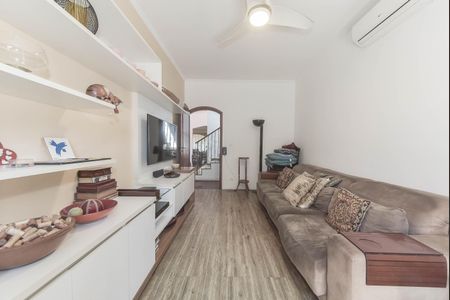 Casa à venda com 350m², 3 quartos e 4 vagas Casa à venda com 350m², 3 quartos e 4 vagasSala de TV