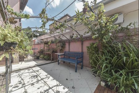 Casa à venda com 350m², 3 quartos e 4 vagas Casa à venda com 350m², 3 quartos e 4 vagasQuintal