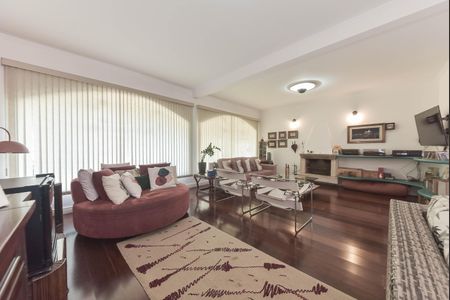 Casa à venda com 350m², 3 quartos e 4 vagas Casa à venda com 350m², 3 quartos e 4 vagasSala