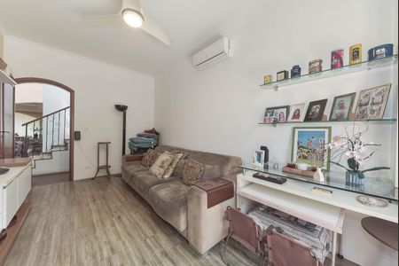 Casa à venda com 350m², 3 quartos e 4 vagas Casa à venda com 350m², 3 quartos e 4 vagasSala de TV