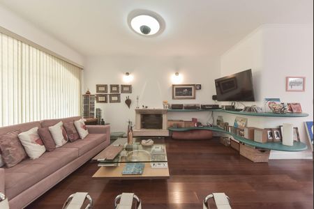 Casa à venda com 350m², 3 quartos e 4 vagas Casa à venda com 350m², 3 quartos e 4 vagasSala