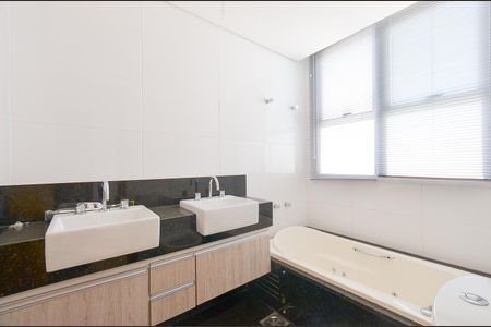 Apartamento à venda com 150m², 4 quartos e 4 vagasBanheiro Suite 4