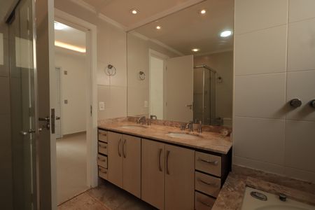 Apartamento à venda com 173m², 3 quartos e 3 vagasBanheiro da Suíte 1