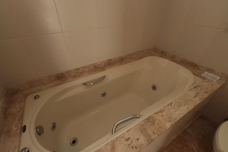 Apartamento à venda com 173m², 3 quartos e 3 vagasBanheiro da Suíte 1