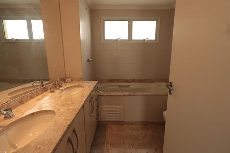 Apartamento à venda com 173m², 3 quartos e 3 vagasBanheiro da Suíte 1