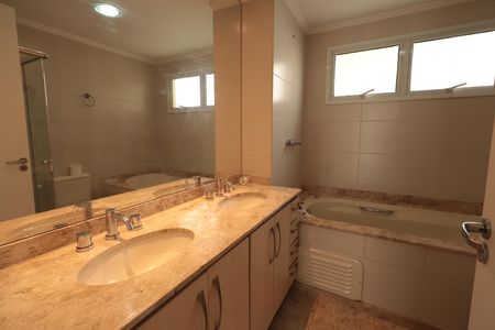 Apartamento à venda com 173m², 3 quartos e 3 vagasBanheiro da Suíte 1
