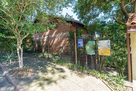Casa à venda com 390m², 4 quartos e 3 vagas Casa à venda com 390m², 4 quartos e 3 vagasFachada