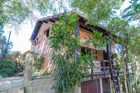 Casa à venda com 390m², 4 quartos e 3 vagas Casa à venda com 390m², 4 quartos e 3 vagasFachada