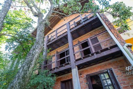 Casa à venda com 390m², 4 quartos e 3 vagas Casa à venda com 390m², 4 quartos e 3 vagasQuintal