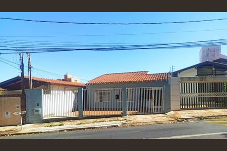 Casa para alugar com 165m², 3 quartos e 3 vagas Casa para alugar com 165m², 3 quartos e 3 vagasFachada