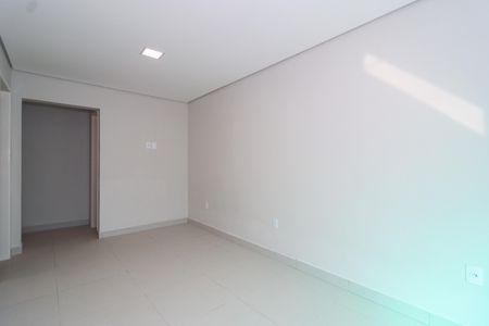 Casa para alugar com 80m², 2 quartos e 2 vagasSala