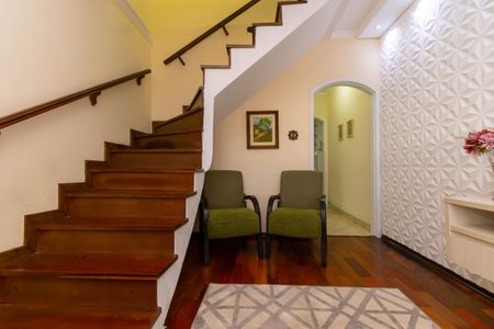 Casa à venda com 177m², 3 quartos e 2 vagasEscada