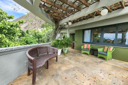 Casa à venda com 1330m², 8 quartos e 4 vagasVaranda quarto 2