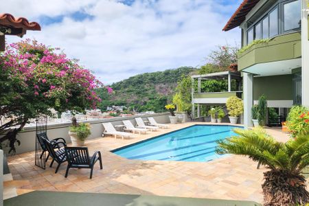 Casa à venda com 1330m², 8 quartos e 4 vagasÁrea externa