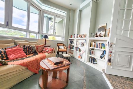 Casa à venda com 1330m², 8 quartos e 4 vagasBiblioteca