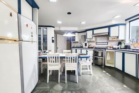 Casa à venda com 1330m², 8 quartos e 4 vagasCozinha