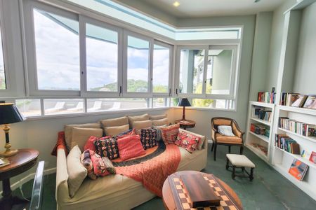 Casa à venda com 1330m², 8 quartos e 4 vagasBiblioteca