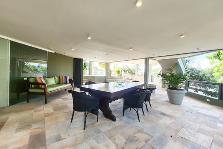 Casa à venda com 1330m², 8 quartos e 4 vagasÁrea externa