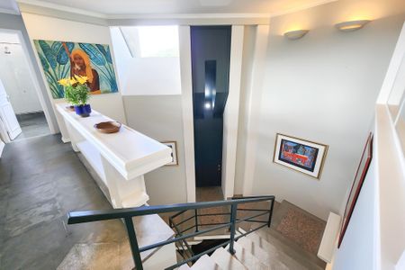 Casa à venda com 1330m², 8 quartos e 4 vagasEscada