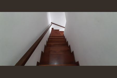 Casa de condomínio à venda com 73m², 2 quartos e 1 vagaEscada