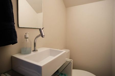 Casa para alugar com 123m², 2 quartos e 2 vagasBanheiro Social