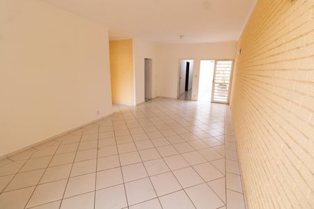 Casa para alugar com 133m², 3 quartos e 3 vagas Casa para alugar com 133m², 3 quartos e 3 vagasSala