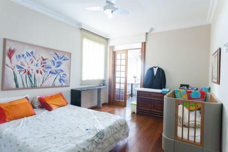 Casa à venda com 580m², 4 quartos e 3 vagassuite 2