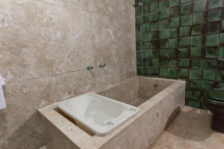 Casa à venda com 580m², 4 quartos e 3 vagasbanheiro suite 2