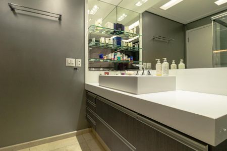 Apartamento à venda com 216m², 4 quartos e 3 vagasBanheiro da Suíte 1