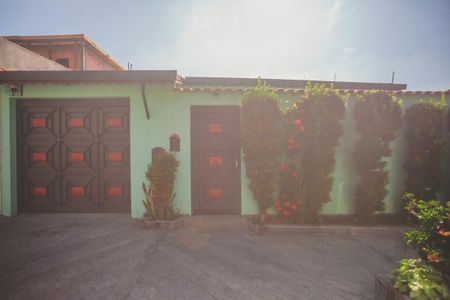 Casa à venda com 188m², 4 quartos e 2 vagas Casa à venda com 188m², 4 quartos e 2 vagasFachada