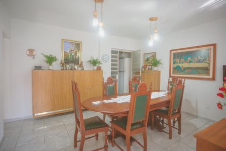 Casa à venda com 188m², 4 quartos e 2 vagas Casa à venda com 188m², 4 quartos e 2 vagasSala de Jantar