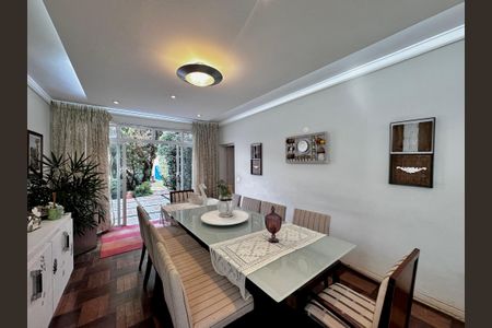 Casa à venda com 250m², 3 quartos e 3 vagasSala