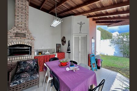 Casa à venda com 250m², 3 quartos e 3 vagasChurrasqueira