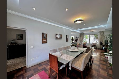 Casa à venda com 250m², 3 quartos e 3 vagasSala