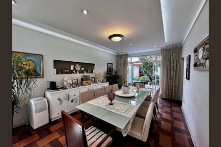 Casa à venda com 250m², 3 quartos e 3 vagasSala