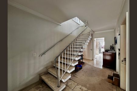 Casa à venda com 250m², 3 quartos e 3 vagasEscadas