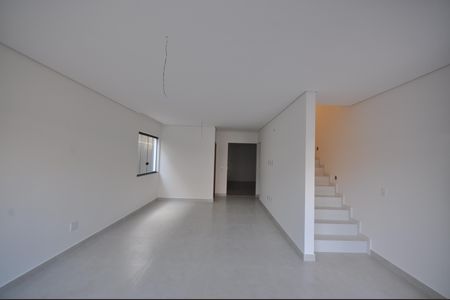 Casa à venda com 150m², 3 quartos e 2 vagasSala