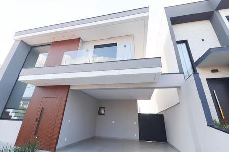 Casa à venda com 250m², 3 quartos e 3 vagas Casa à venda com 250m², 3 quartos e 3 vagasFachada