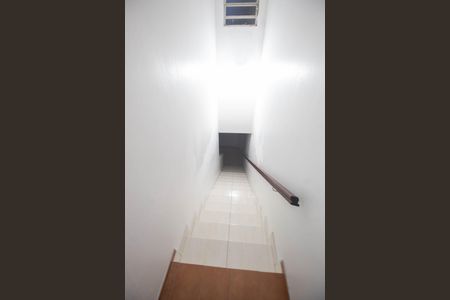 Casa à venda com 125m², 3 quartos e 2 vagas Casa à venda com 125m², 3 quartos e 2 vagasEscada