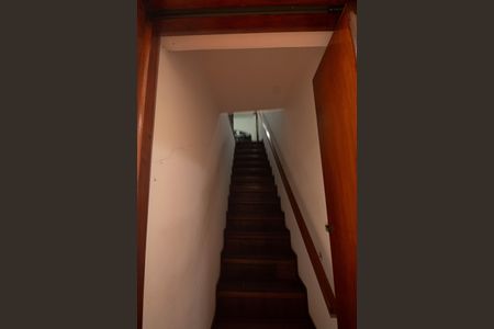 Casa à venda com 125m², 3 quartos e 2 vagas Casa à venda com 125m², 3 quartos e 2 vagasEscada