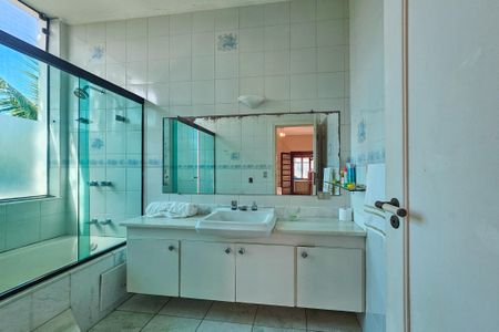 Apartamento para alugar com 890m², 5 quartos e 6 vagas Apartamento para alugar com 890m², 5 quartos e 6 vagasBanheiro da suíte 1