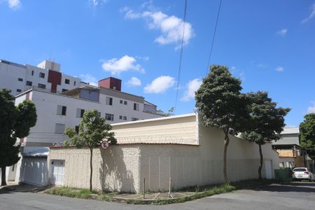 Casa para alugar com 250m², 4 quartos e 3 vagasFachada