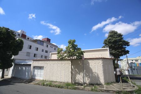 Casa para alugar com 250m², 4 quartos e 3 vagasFachada